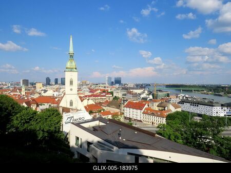 Bratislava (Pozsony), 19 May 2018View of Bratislava with the St. Martin's Cathedral Tower. The Danube river from the Right.Pozsonyi látkép a Szent Márton dóm tornyával. Jobbra a Duna.-stock-foto
