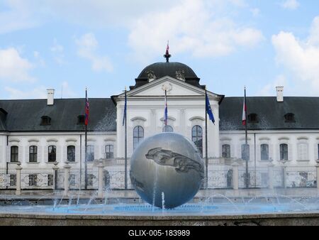 Bratislava (Pozsony), 19 May 2018The Grassalkovich Palace, the office of the President of the Slovak Republic.Fountain before.A Grassalkovich palota, a szlovák köztársasági elnök hivatala. Elõtte szökõkút.-stock-foto