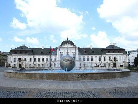 Bratislava (Pozsony), 19 May 2018The Grassalkovich Palace, the office of the President of the Slovak Republic.Fountain before.A Grassalkovich palota, a szlovák köztársasági elnök hivatala. Elõtte szökõkút.-stock-foto