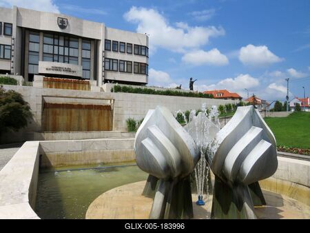 Bratislava (Pozsony), 19 May 2018The building of the National Council (Parlliament) of Slovakia. Fountain before.A Szlovák Nemzeti Tanács (parlament) épülete. Elõtte szökõkút.-stock-foto
