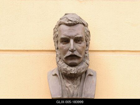 Bratislava (Pozsony), 19 May 2018Head sculpture of ¼udovít Štúr, leader of the Slovak National Movement, the creator of the Slovak literary language.¼udovít Štúr (1815-1856), a szlovák nemzeti mozgalom vezetõje, a szlovák irodalmi nyelv megteremtõjének fejszobra.-stock-foto