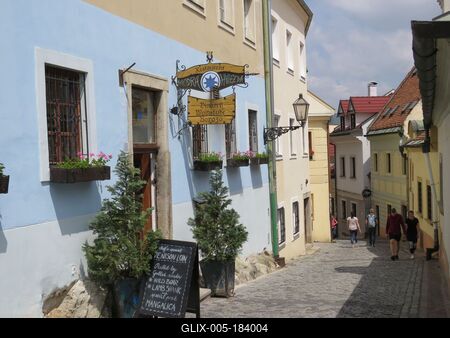 Bratislava (Pozsony), 19 May 2018Street leading to the Castle Hill with a restaurant.A várhegyre vezetõ utca vendéglõvel.-stock-foto
