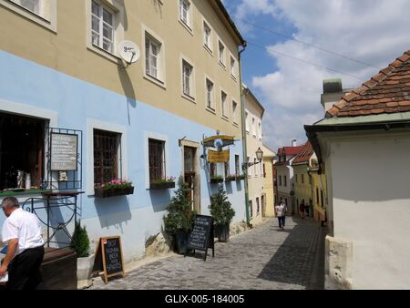 Bratislava (Pozsony), 19 May 2018Street leading to the Castle Hill with a restaurant.A várhegyre vezetõ utca vendéglõvel.-stock-foto