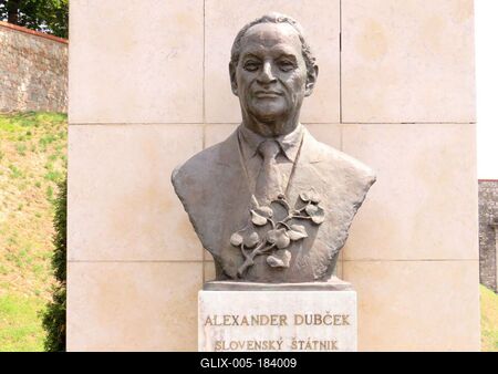 Bratislava (Pozsony), 19 May 2018Bust of the Slovak politician, Alexander Dubèek, the key figure of Prgaue Spring in the park before the slovak Parliament.Alexander Dubèek (1921-1992) szlovák politikus, a prágai tavasz kulcsfigurájának szobra a szlovák parlament elõtti parkban. ¼udmila Cvengrošová, 2002-ben készült alkotása.-stock-foto