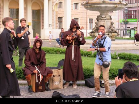 Bratislava (Pozsony), 19 May 2018Youngsters dressed in monastic and clerical dress performing a musical satirical piece.Szerzetesi és papi ruhába öltözött fiatalok zenés játékos elõadása az óvárosban.-stock-foto