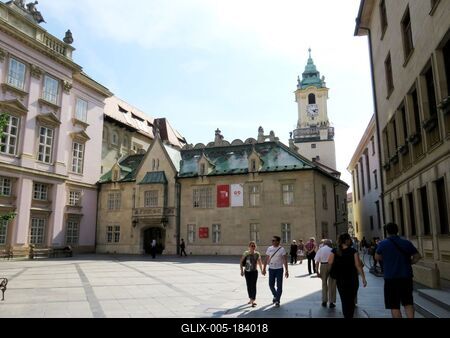 Bratislava (Pozsony), 27 May 2018The Old City Hall from the Archbishop Square. From the Left the Archbishop Palace.Az Óvárosháza a Hrecegprímás tér felõl. Balra az érseki palota.-stock-foto