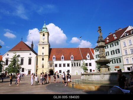 Bratislava (Pozsony), 27 May 2018The Old City Hall and a Fountain in the Main Square (Hlavné Namestie).Az Óvárosháza és szökõkút a Fõtéren (Hlavné Namestie).-stock-foto