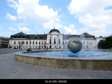 Bratislava (Pozsony), 19 May 2018The Grassalkovich Palace, the office of the President of the Slovak Republic.Fountain before.A Grassalkovich palota, a szlovák köztársasági elnök hivatala. Elõtte szökõkút.-stock-foto