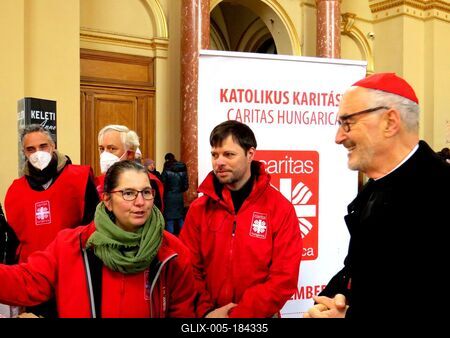 Cardinal Michael F. Czerny in Budapest - Ukranian refugees-stock-foto