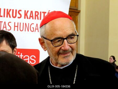Cardinal Michael F. Czerny in Budapest - Ukranian refugees-stock-foto