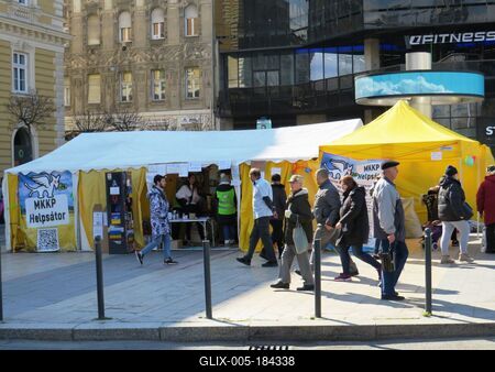 Help tent - Budapest - Ukrainian refugees-stock-foto