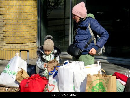 Ukrainian refugee Mother with two Chilkdren - Budapest-stock-foto