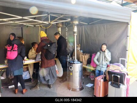 Ukrainian refugees - Budapest - Warming tentr-stock-foto