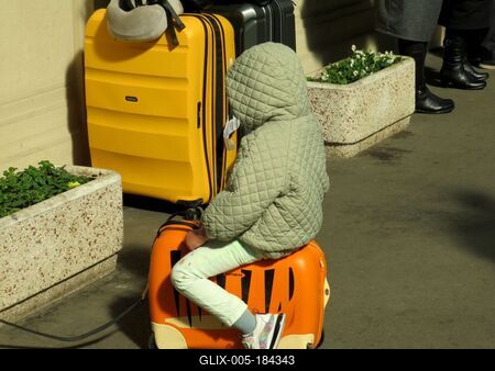 Ukrainian refugee Child riding suitcase - Budapest-stock-foto