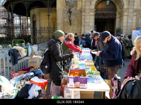 Ukrainian refugees - Budapest - Help desk-stock-foto