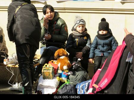 Ukrainian refugee family with Children - Budapest-stock-foto