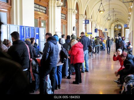 Ukrainian refugees - Budapest - Railway station-stock-foto