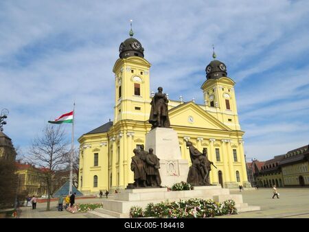 Monument to Kossuth Lajos - Great Reformed Church - Debrecen - Hungary-stock-foto