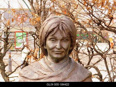 Statue of Szabó Magda, hungarian writer, poet - Debrecen-stock-foto
