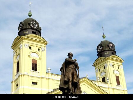 Statue of Kossuth Lajos - Great Reformed Church - Debrecen-stock-foto