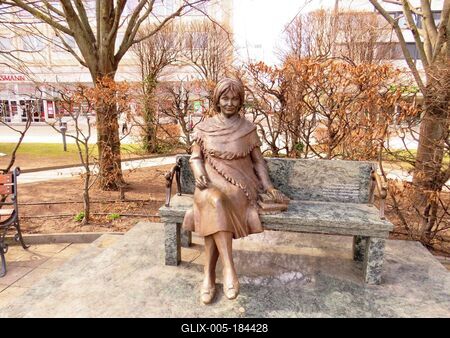 Szabó Magda statue - Hungarian Writer, Poet - Debrecen-stock-foto