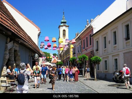 Street with tourists - Szentendre - Hungary-stock-foto