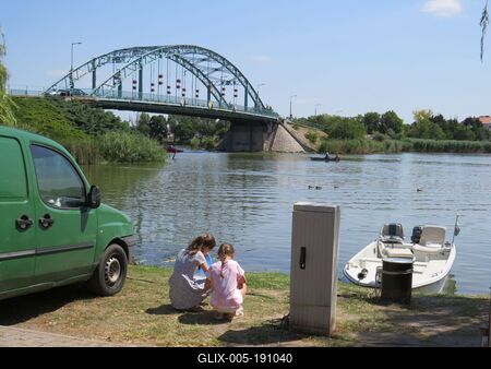 Little girls on the Danube river under the Ráckeve bridge - Hungary-stock-foto