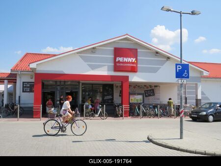 Törökszentmiklós - Penny Market shopping center-stock-foto