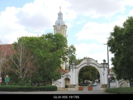 Abony - City Gate - King St. Stephn's Church - Hungary-stock-foto