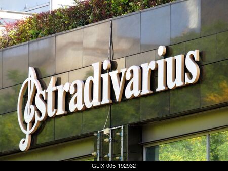 Stradivarius logo - Barcelona women's clothing -. Budapest-stock-foto
