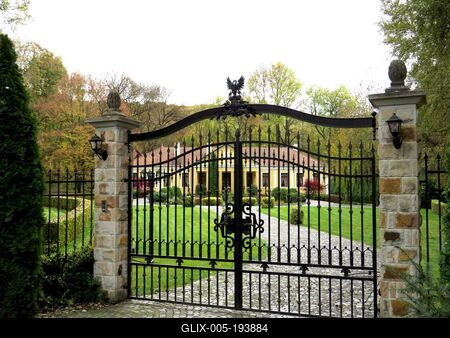 Alsópetény - Little Prónay Castle and iron gate - Hungary-stock-foto