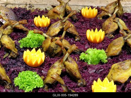 Food - Goose leg pastry on a bed of red cabbage, salad and orange.-stock-foto