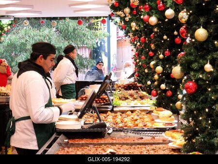 Food at the hot kitchen at the Budapest winter fair-stock-foto