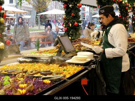 Food at the warm kitchen of the winter fair - Budapest-stock-foto
