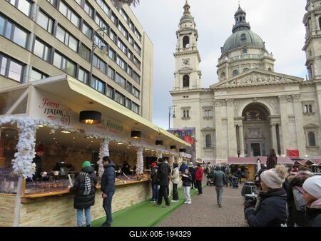 Stand offering hot food and hot drinks - Winter fait - Budapest-stock-foto