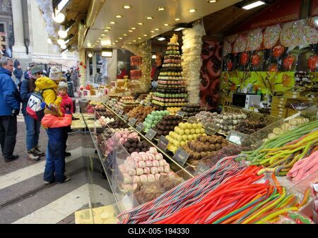 A stand offering sweets - Budapest WSinter Fair-stock-foto