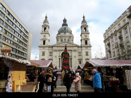 Budapest Winter Fair - Basilica-stock-foto