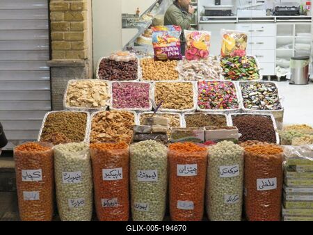 Seeds, dried fruits and vegetables on a counter in Tehran's Grand Bazaar-stock-foto