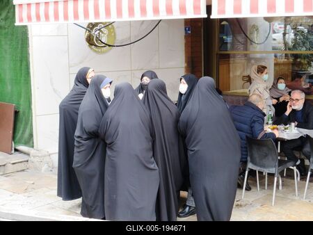Iranian women in burqas and hijabs outside a cafe - Tehran-stock-foto
