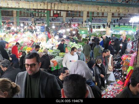 Shoppers in Tehran's Grand Bazaar-stock-foto