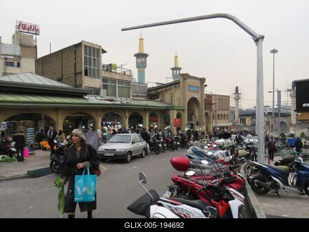 Iranian woman leaving the Grand Bazaar after shopping - Tehran-stock-foto