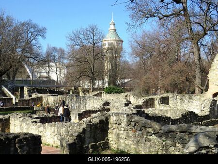 Budapest - The ruins of the Domonkos monastery on Margitsziget and the water tower-stock-foto
