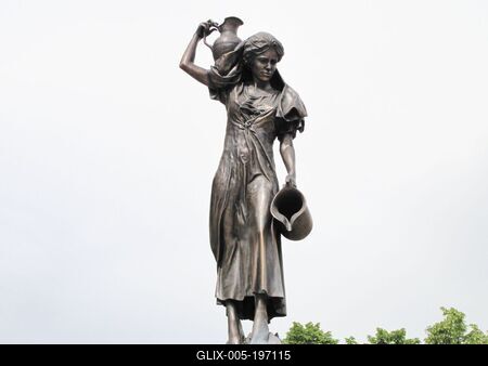 Fountain statue Girl with a Bowl - Pápa - Hungary-stock-foto