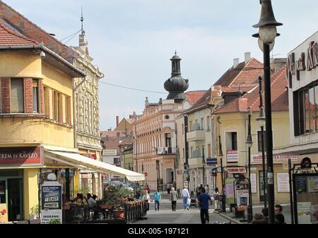 Pápa - Hungary - Pedesterians strett in City Center-stock-foto