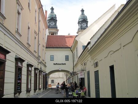 Pápa - Hungary - Pastry shop below the Great Church Towers-stock-foto