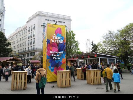 Budapesz - Spring fair - Paople-stock-foto