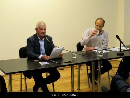 Forum for Peace and Neitrality - Vienna - Simó Endre presentation-stock-foto