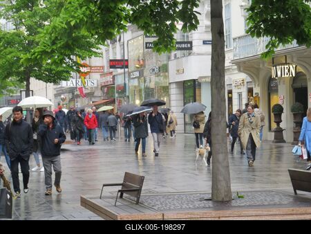 Vienna's Kärntner Straße in the rain - Austria-stock-foto