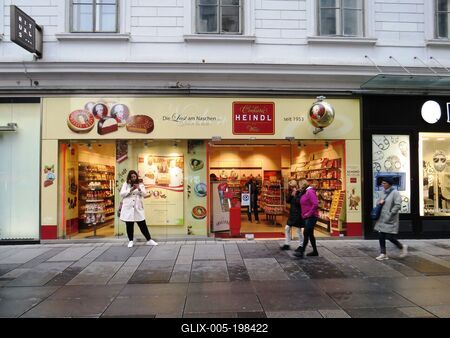 Mozart chocolate shop on Kärntner Straße - Vienna-stock-foto