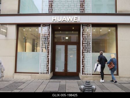 Vienna - Huawei store on Kärntner Straße - Austria-stock-foto
